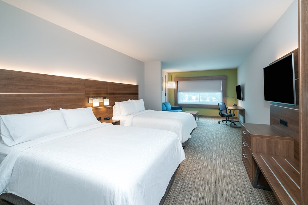 Room, 2 Queen Beds, Roll-in Shower (Communications, Mobility) - Photo 3