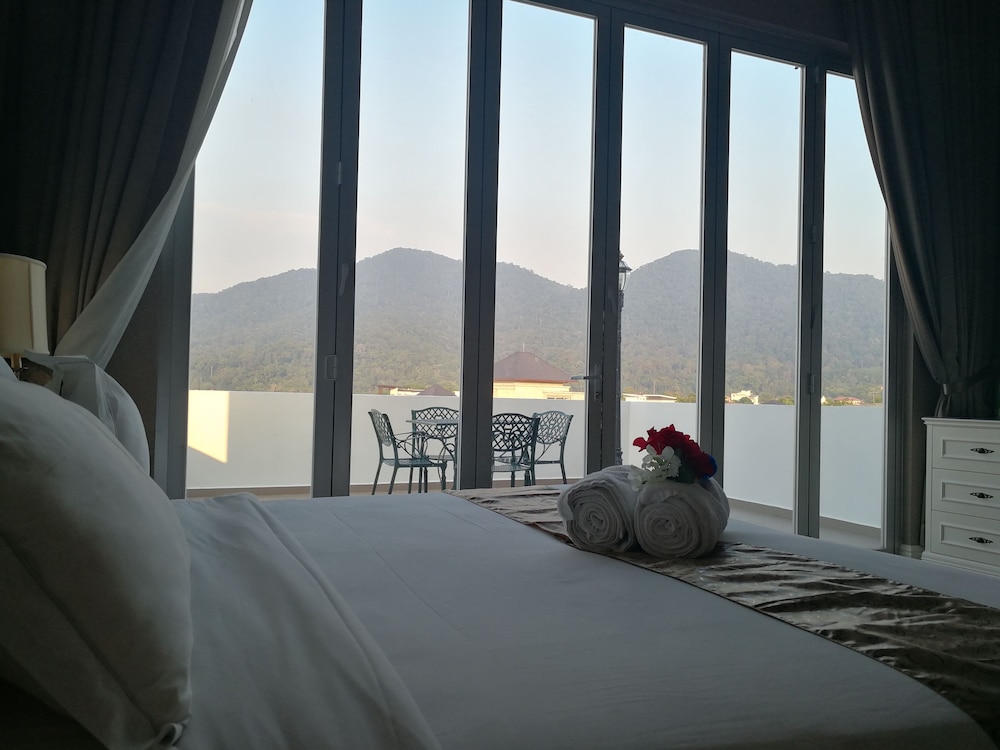 Exclusive Room, 1 King Bed, Balcony, Mountain View photo 3