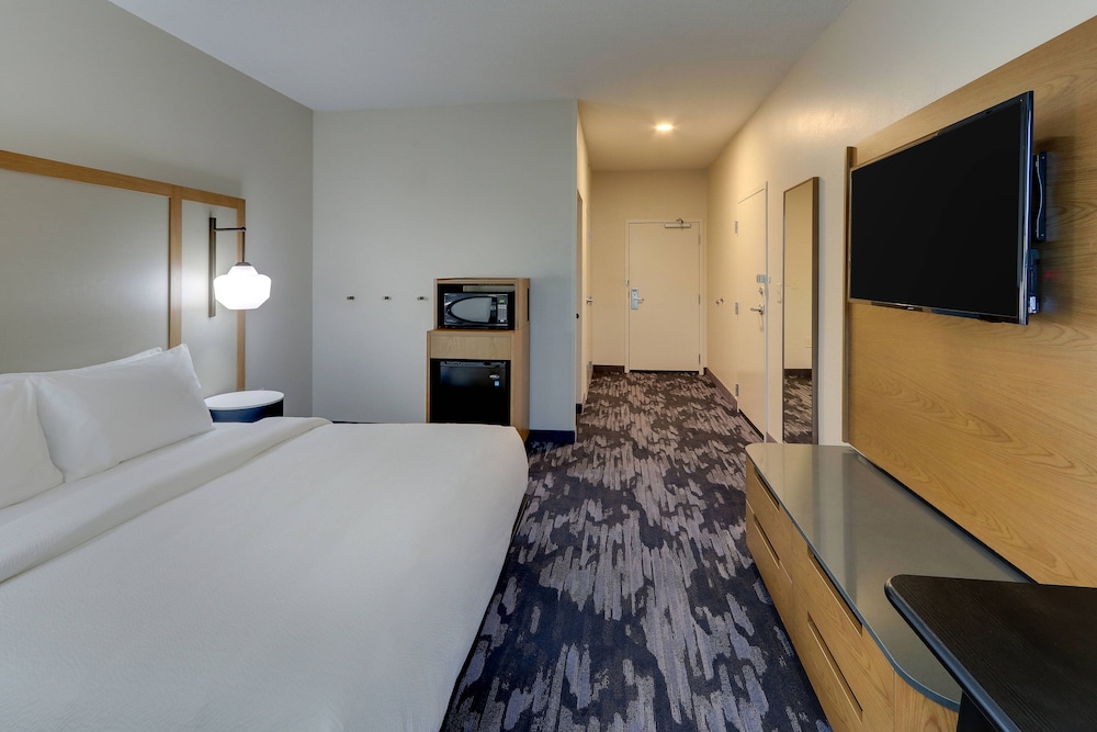 Room, 1 King Bed (Mobility/Hearing Access, Roll-In Shwr) - Photo 2