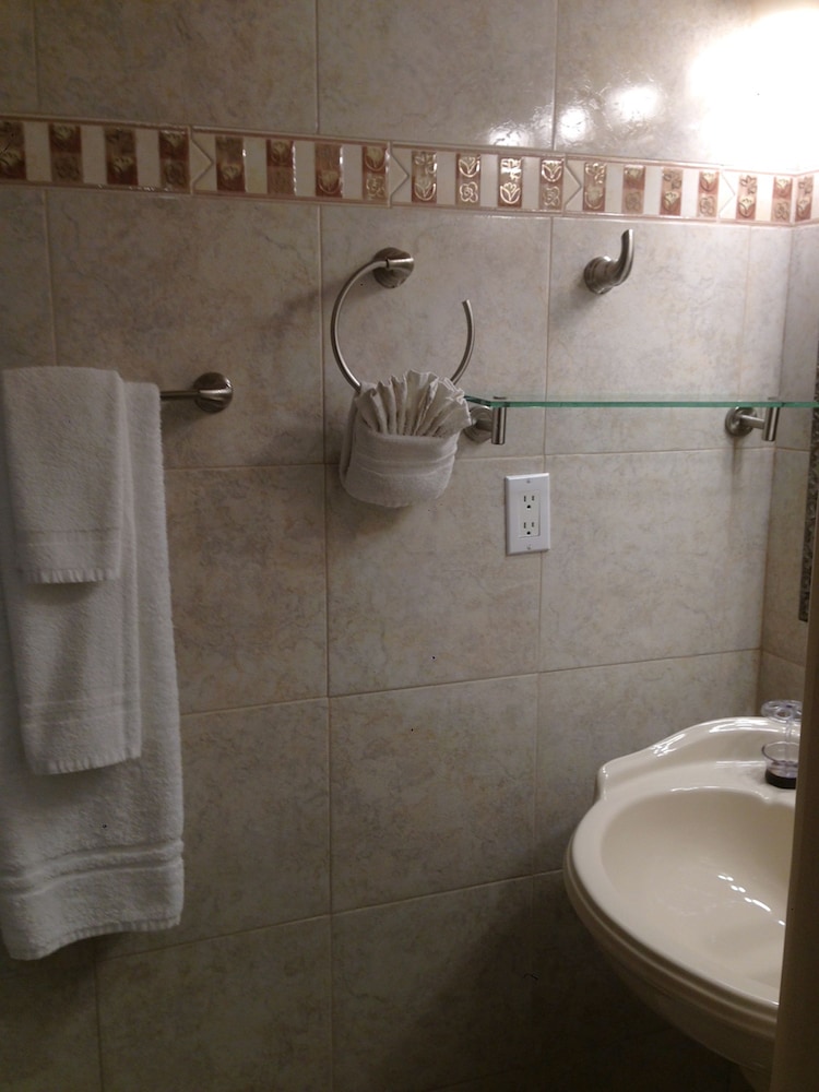 Basic Single Room, 2 Queen Beds photo 2