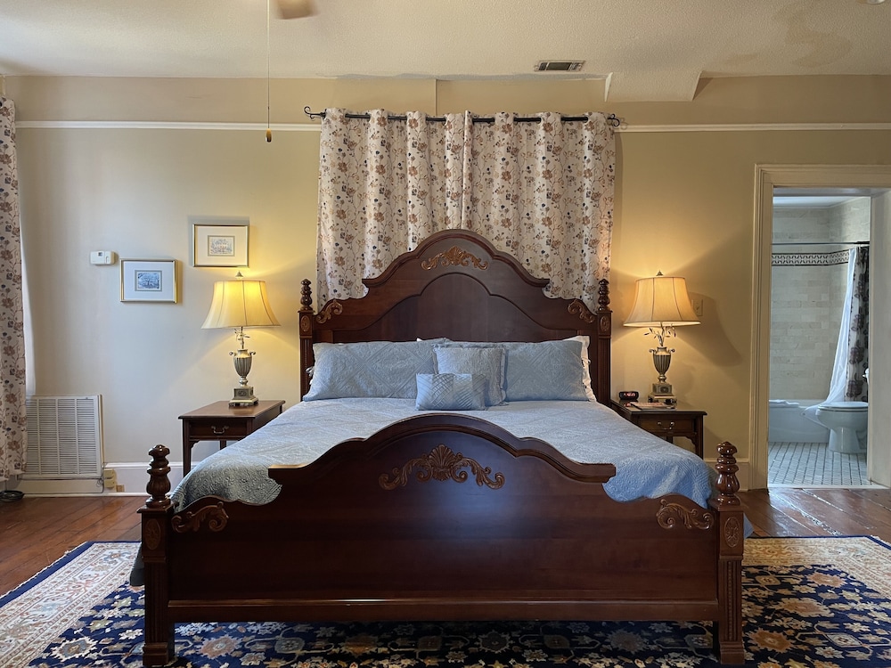 Room, 1 King Bed (318), Stairs Required photo 1