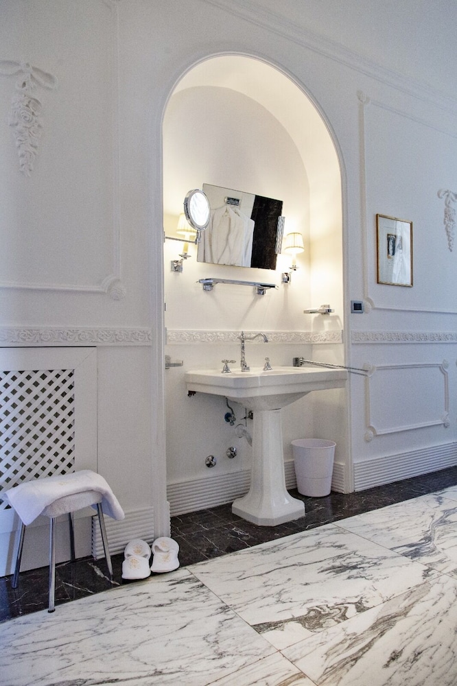 Royal Room - Photo 12