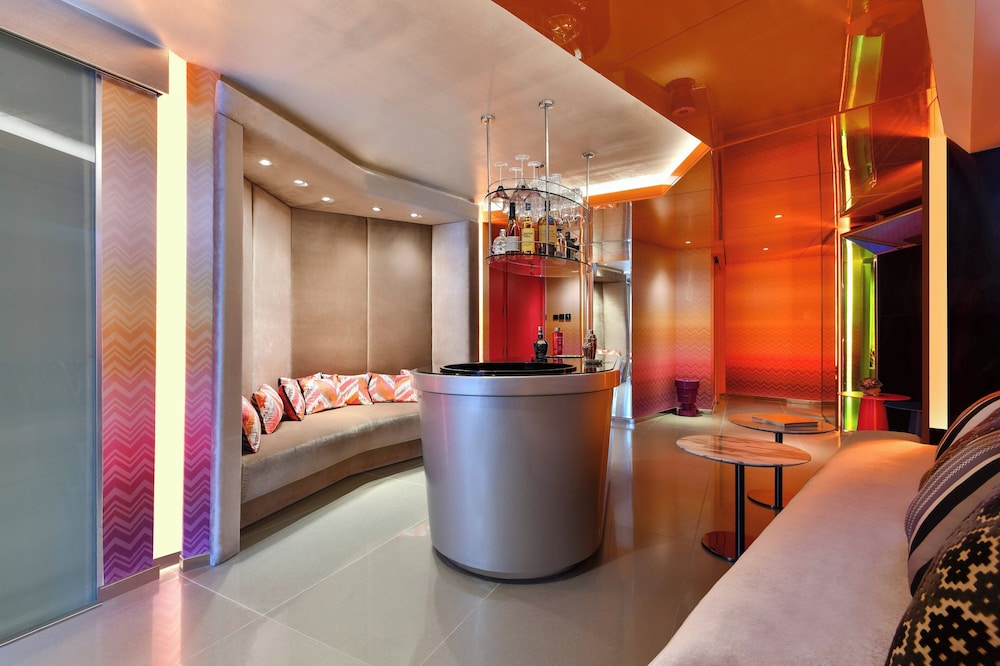 Wow Suite, Suite, 1 King Bed, Corner photo 2