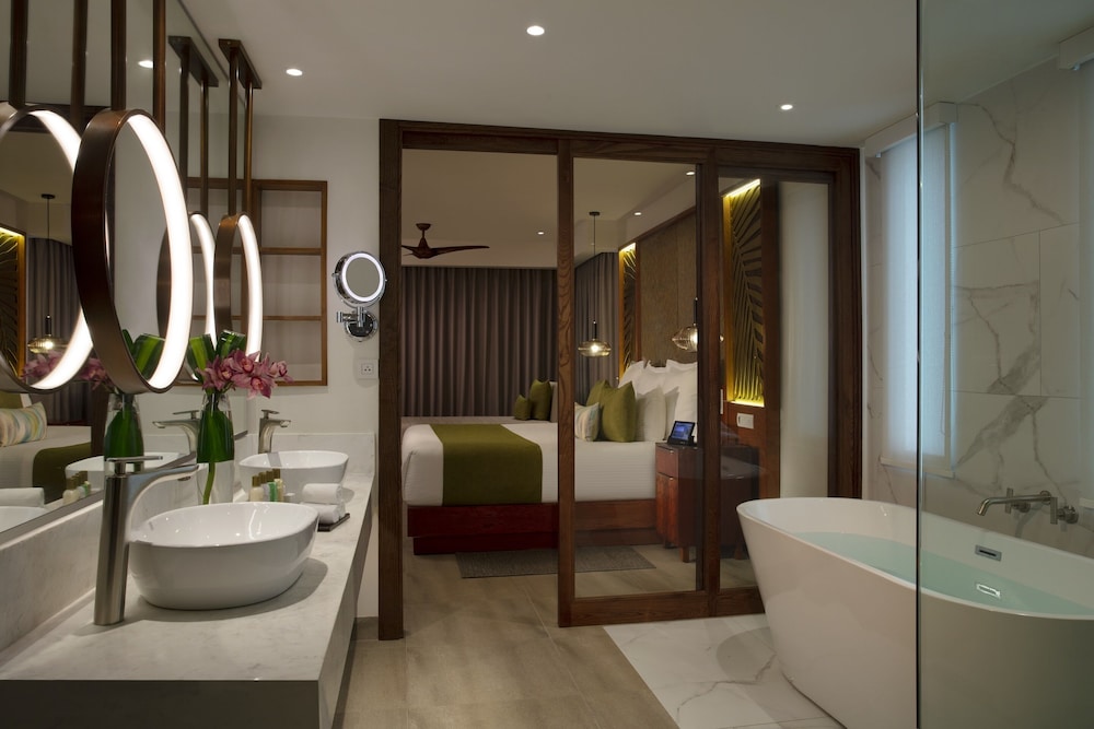 Preferred Club Presidential Suite Swim Out Ocean Front thumbnail 6