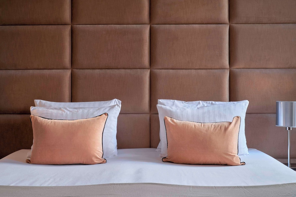 Signature Twin Room (Skyline View)