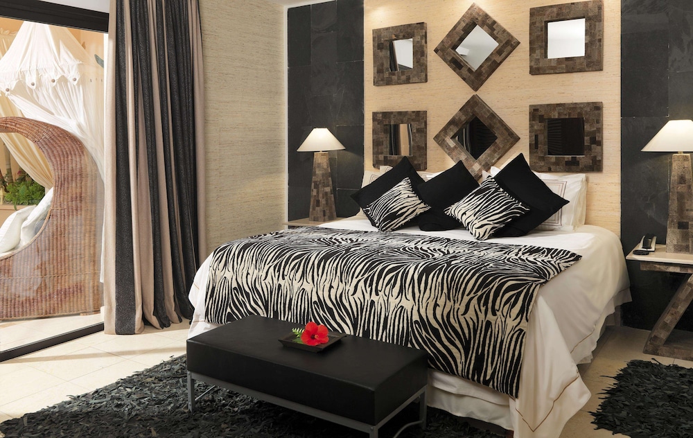 1 bedroom Duchess Villa (with private heated pool)