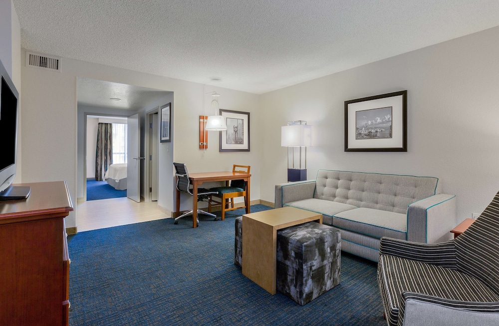 Suite, 1 Bedroom (1 King Bed with Sofa bed) - Photo 2