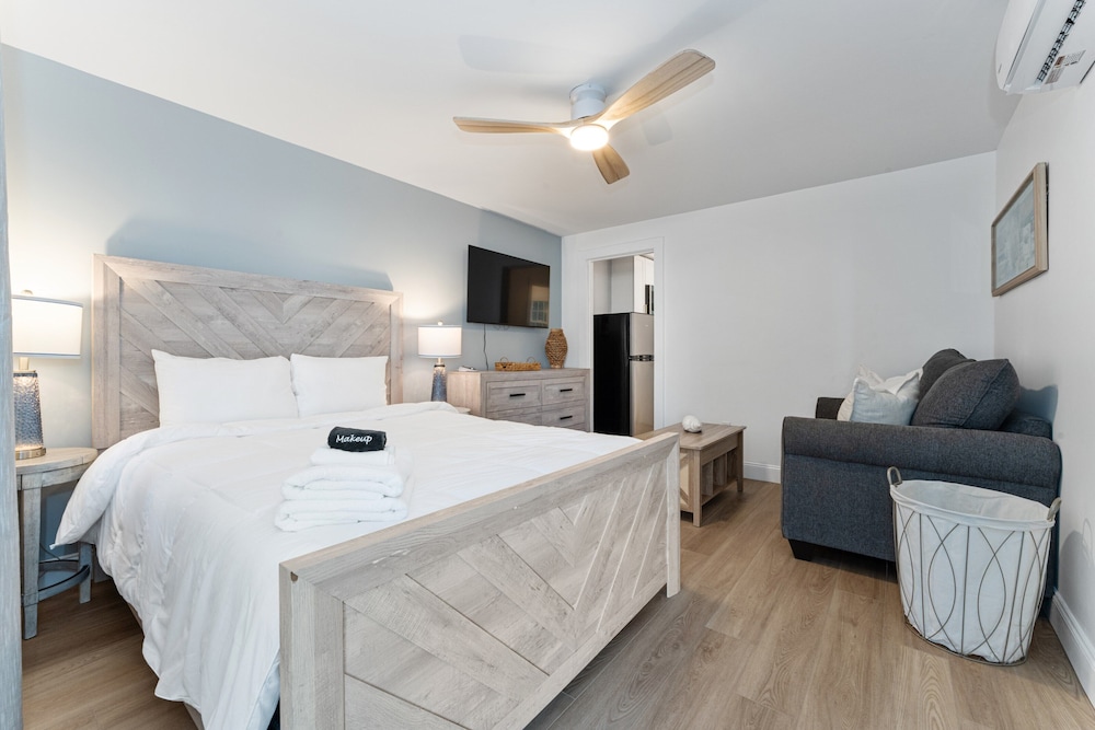 Cozy Queen Suite Near Pool & Beach | OOB (4)