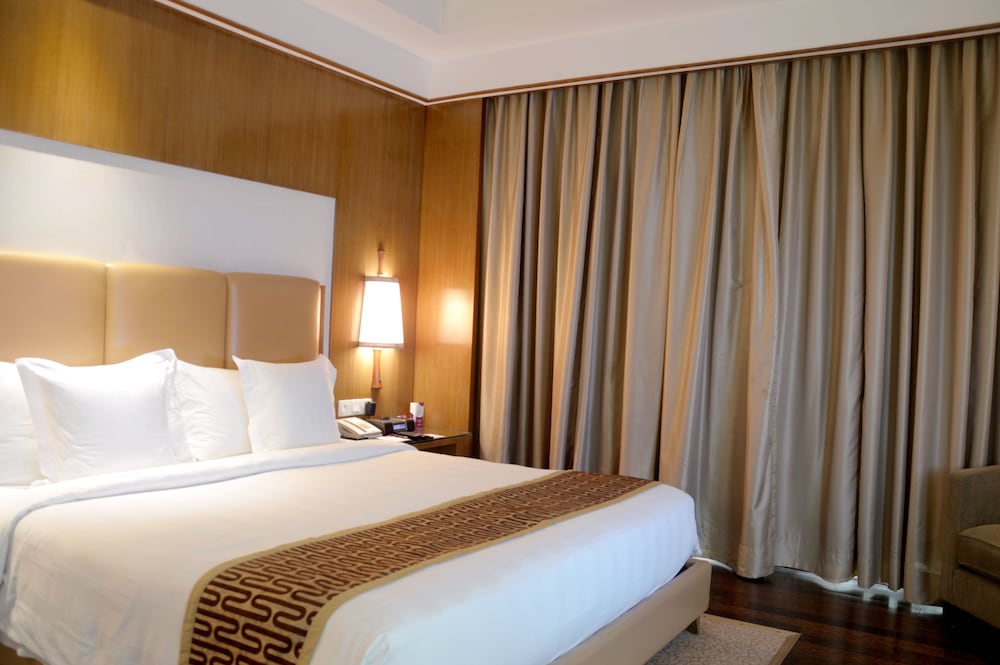 Junior Suite, 1 King Bed, Smoking, Club Lounge Access