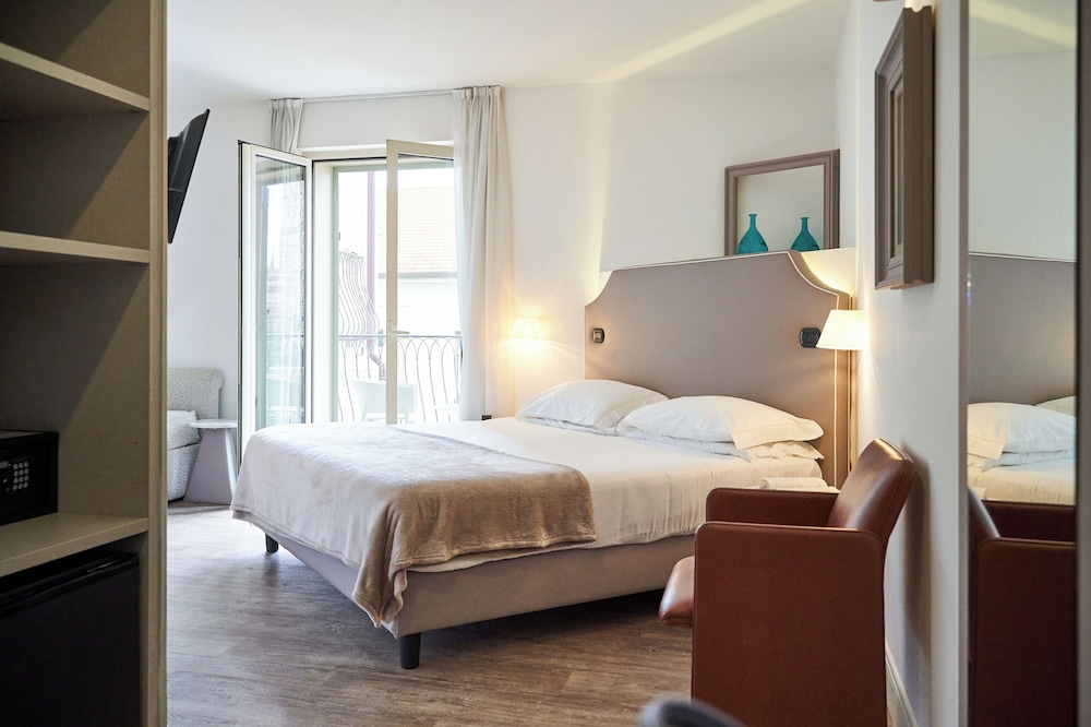 Deluxe Room, 1 Bedroom, Lake View photo 2