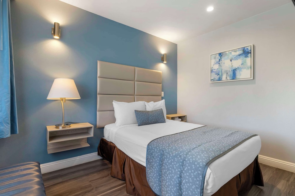 Standard Room, Multiple Beds, Non Smoking, Refrigerator photo 3