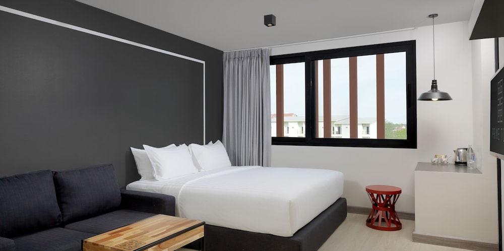 Superior Room, 1 King Bed, Non Smoking, Pool View - Photo 1