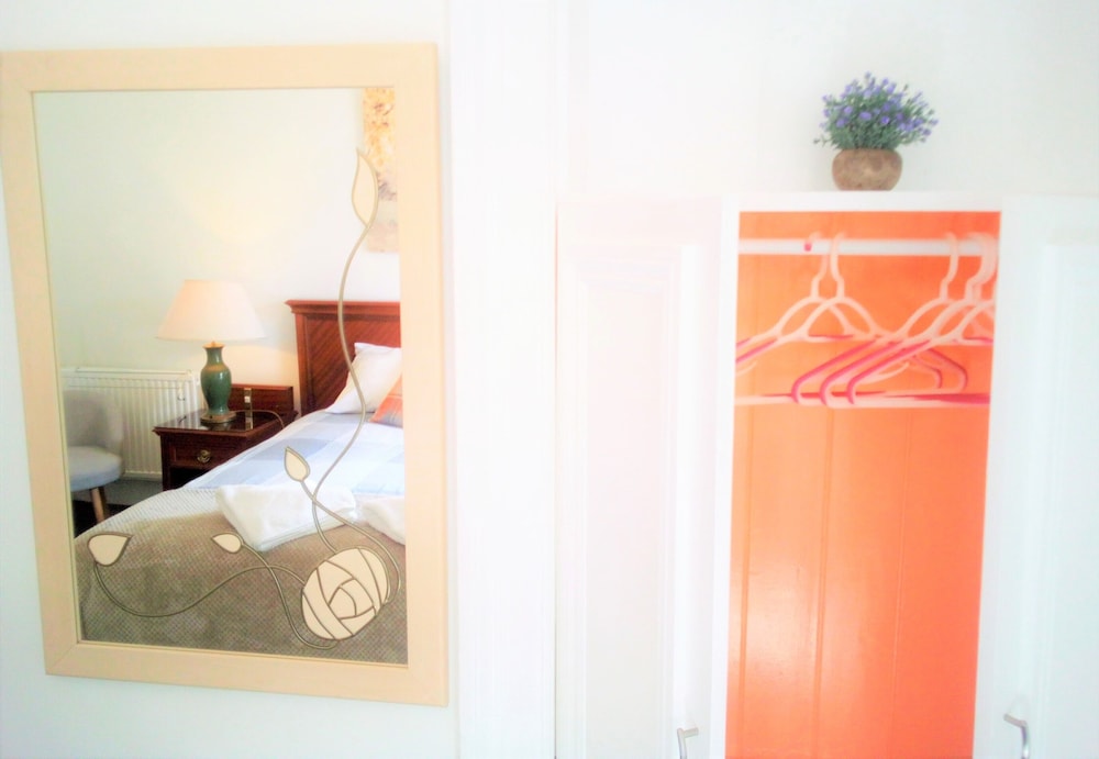 Superior Double Room, 1 Queen Bed, Garden View (External Bathroom) thumbnail 5