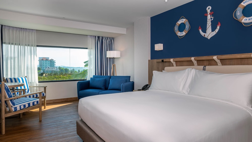 Premier Room, 1 King Bed - Photo 1
