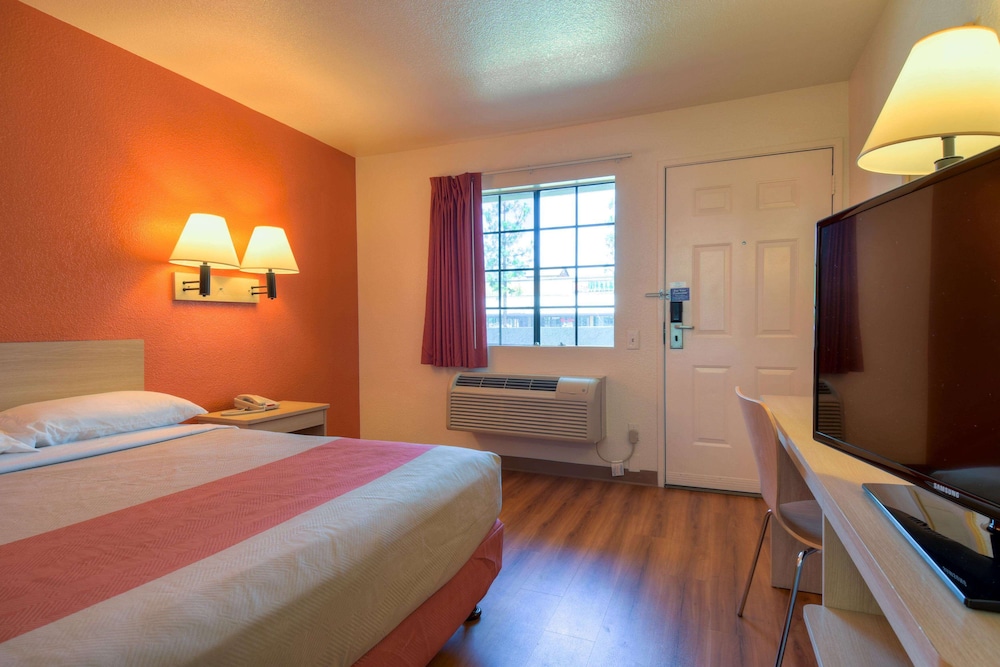 Deluxe Room, 1 Queen Bed, Accessible, Non Smoking photo 2
