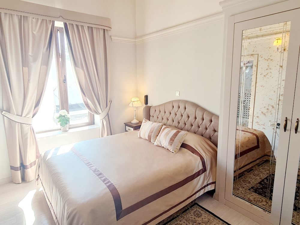 LUX Room 6 photo 1