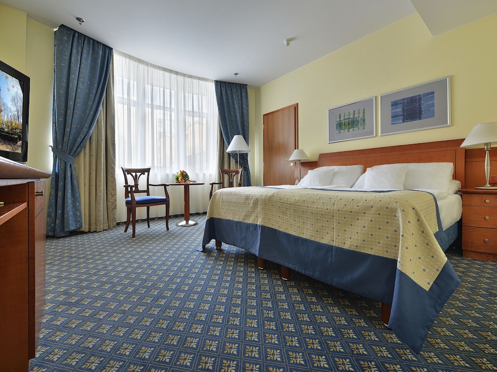 Suite, 1 King Bed, Non Smoking thumbnail 5