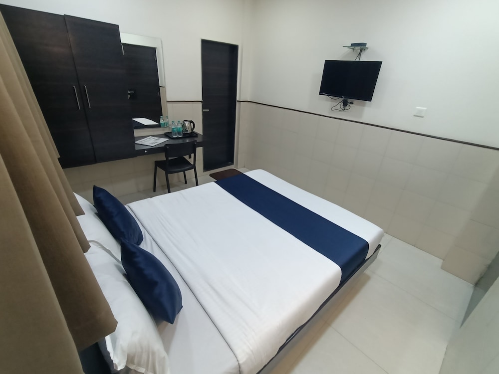 Deluxe Room - Photo 20