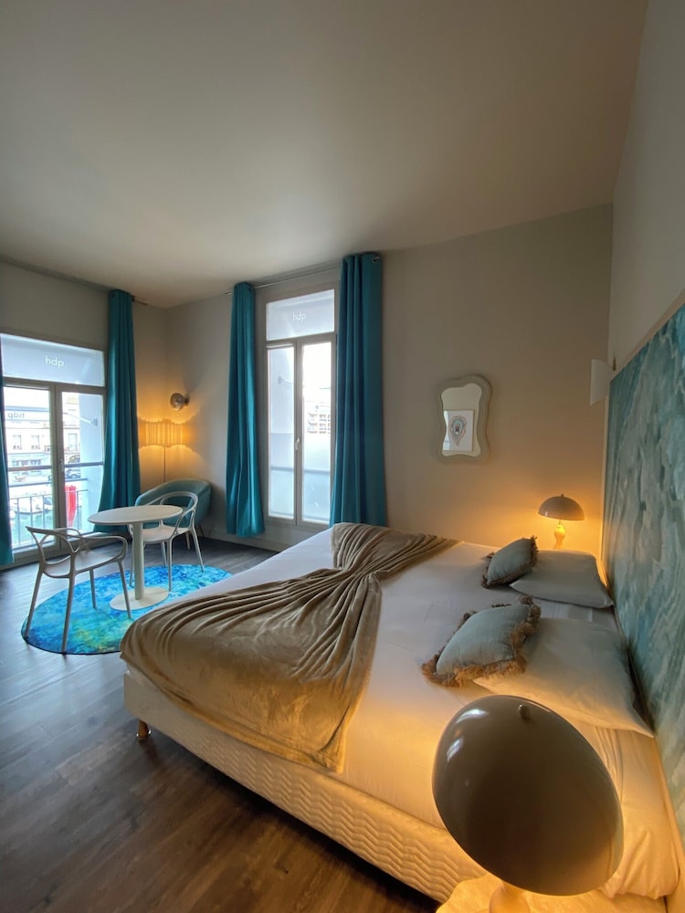 Junior Suite, 1 King Bed (côté Canal Royal)