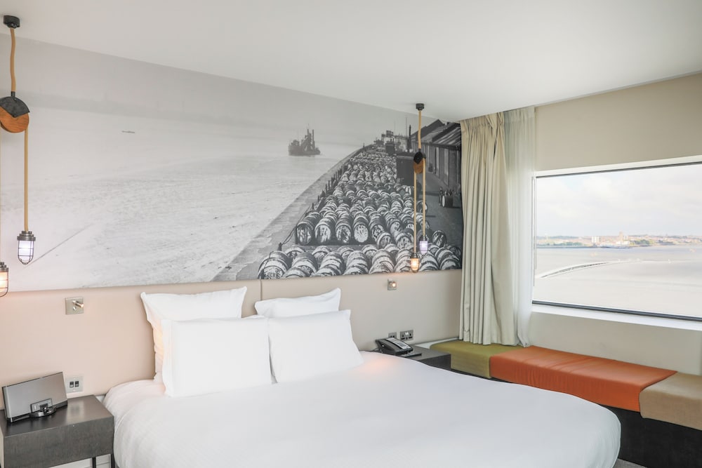 Deluxe Room, 1 King Bed photo 3