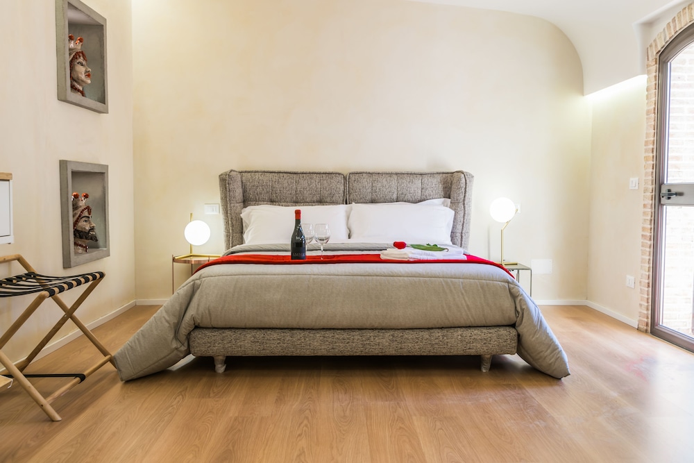 Deluxe Suite - Photo 9