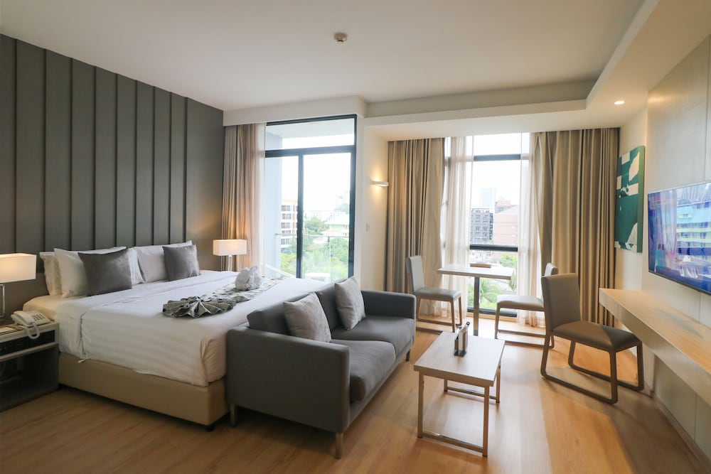 Deluxe Room, Pool View - Photo 7