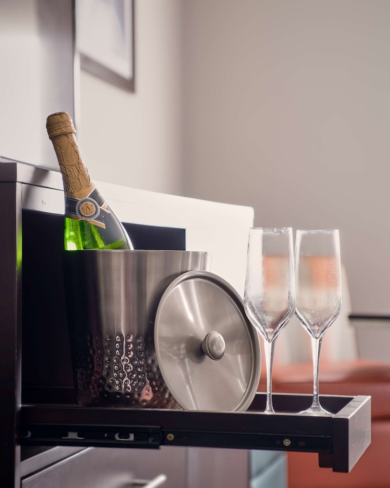 Suite, 2 Queen Beds, Non Smoking, Kitchen (Shower Only) - Photo 5