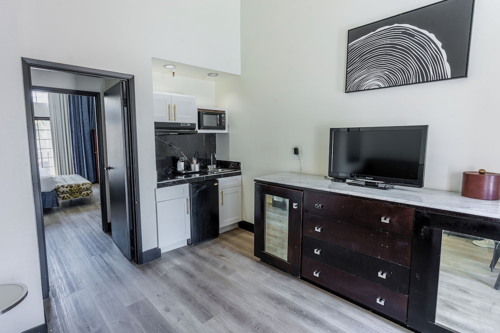 Suite, Multiple Beds, Patio (Kitchenette) - Photo 2