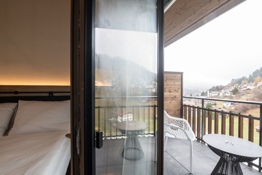 Family Room, Balcony - Photo 8