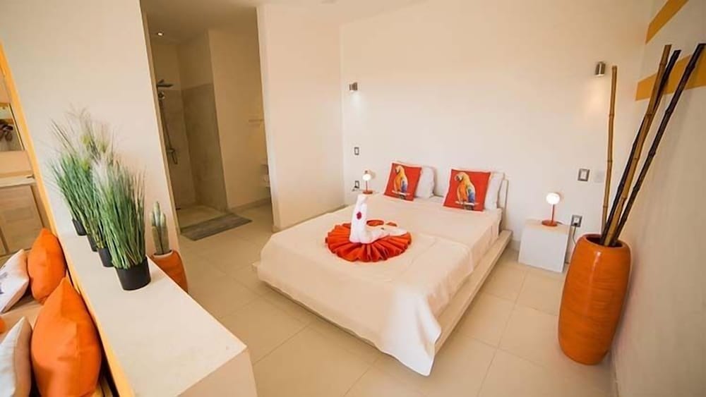 Casa La Roca: 4-Bedroom Villa with Pool