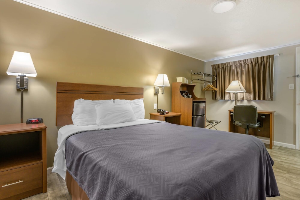 Standard Room, 1 Queen Bed, Non Smoking - Photo 6
