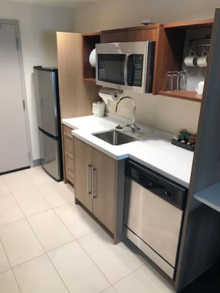 Studio, 2 Queen Beds, Accessible, Bathtub (Mobility & Hearing) photo 2