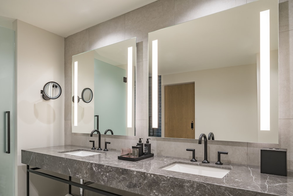 Suite, 1 Bedroom (Mobility Accessible, Roll-In Shower) photo 2