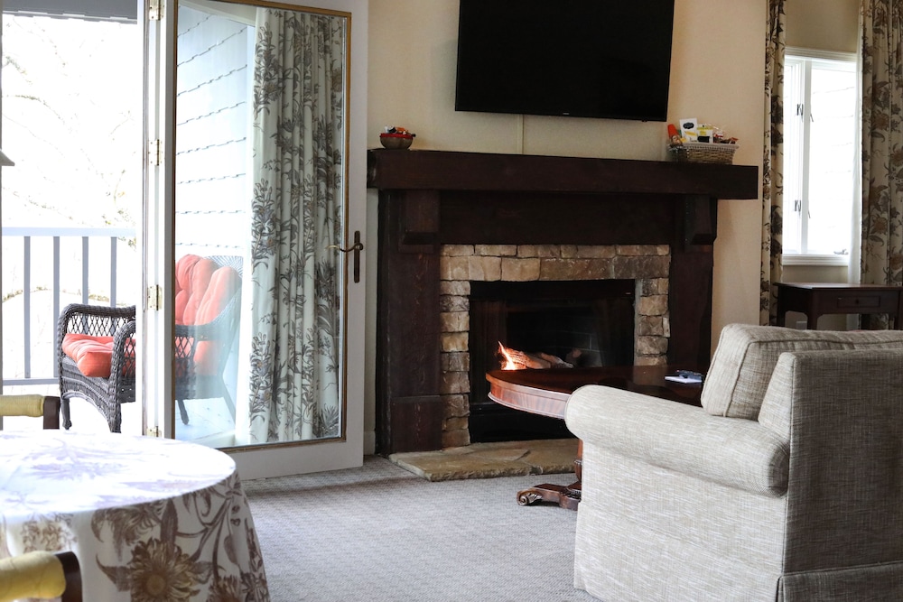 Standard Suite, 1 King Bed with Sofa bed photo 1