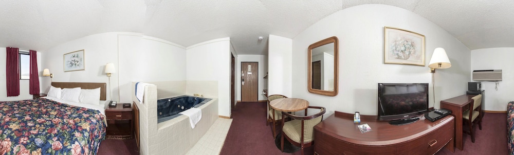 Room, 1 King Bed, Non Smoking, Jetted Tub photo 2
