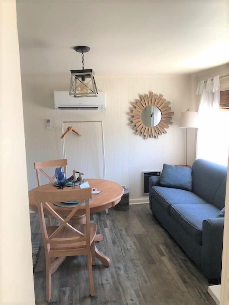 Standard Studio, 1 Queen Bed with Sofa bed, Non Smoking (Deluxe Cottage Efficiency) photo 3