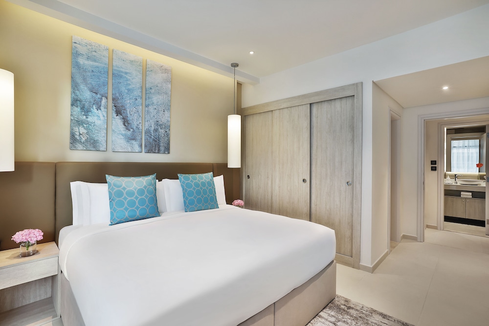 Superior 1 Bedroom Apartment with Balcony, Rooftop Pool Access, Shuttle to Mall Of Emirates photo 3