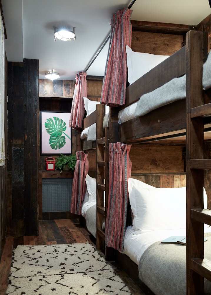 Basic Quadruple Room, Multiple Beds photo 2