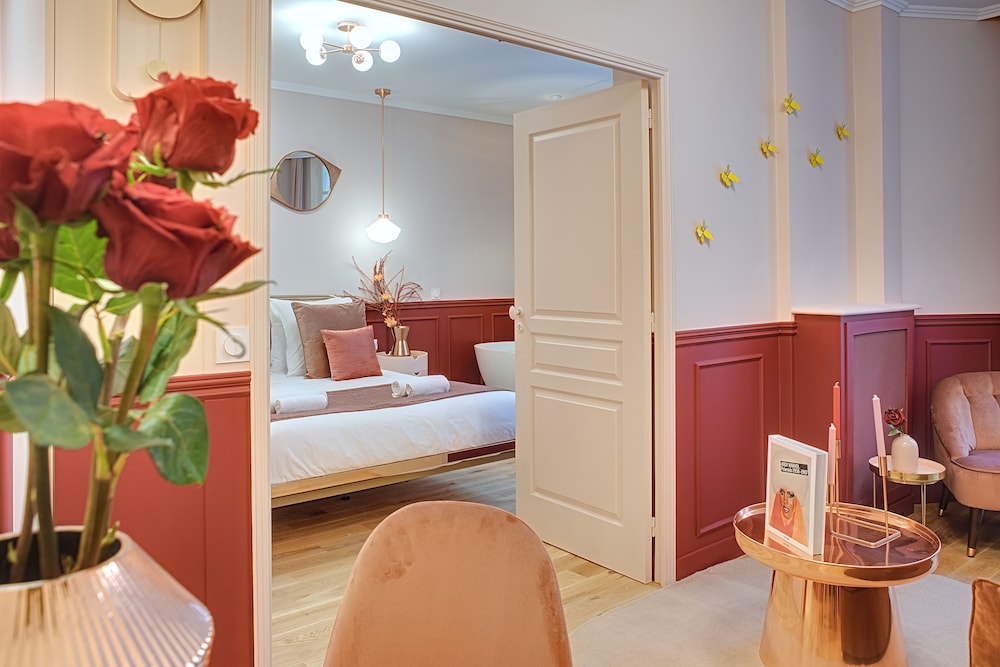 Royal Apartment, Ensuite, Courtyard View photo 1