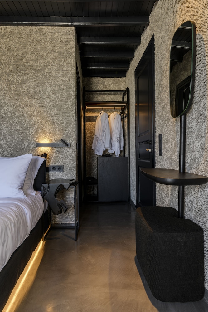 Premium Double Room, Pool View - Photo 6