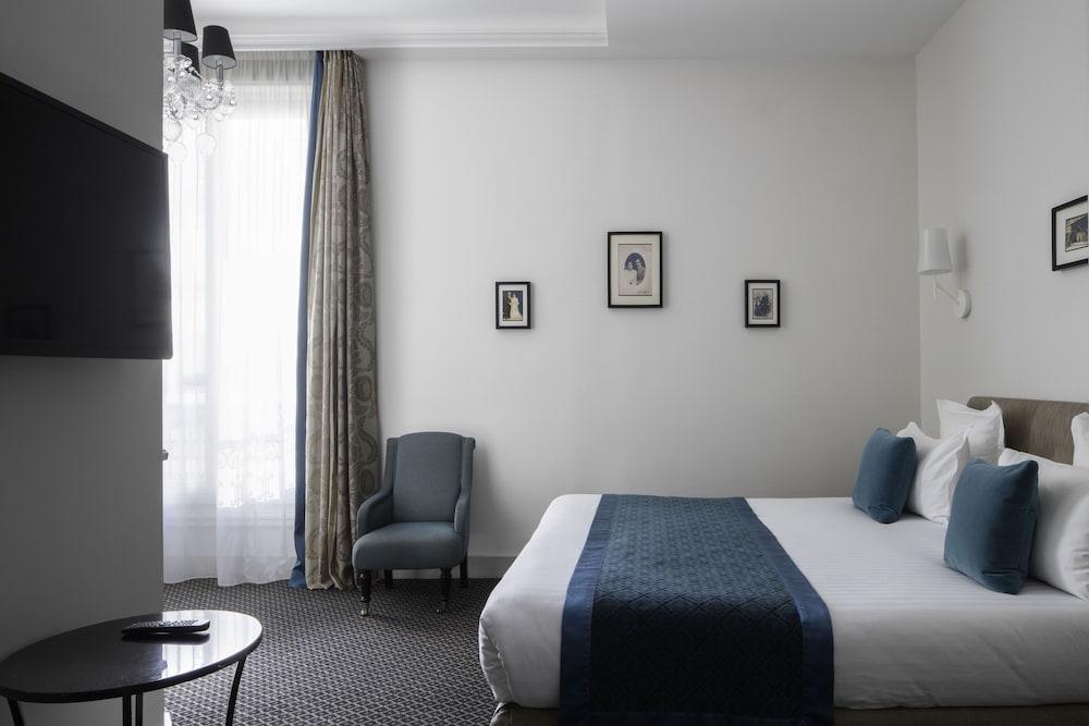 Family, 2 rooms - Complimentary soft minibar, Chromecast, courtesy tray, Snacks and digital press photo 2
