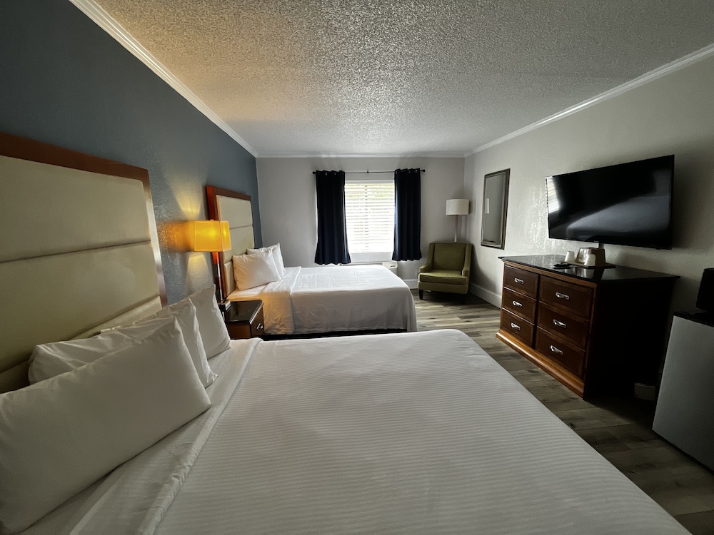Deluxe Room, 2 Queen Beds (Interior) - Photo 13