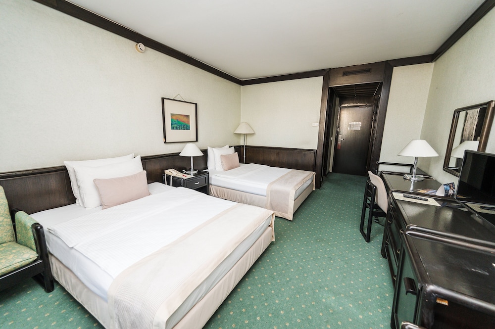 Standard Twin Room - Photo 1