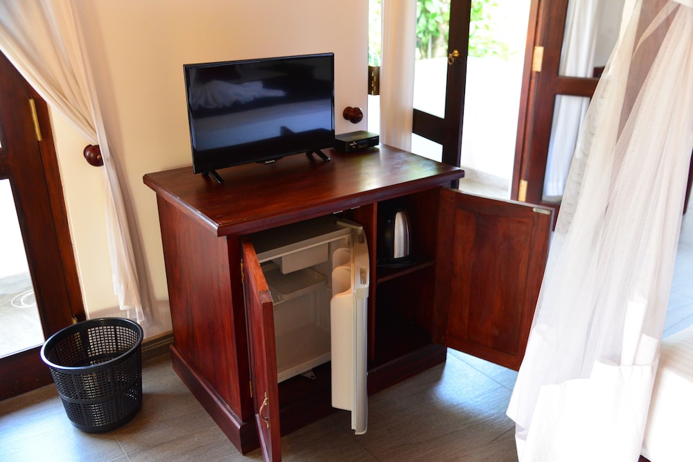 Deluxe Double Room, 1 King Bed, Private Bathroom, Pool View