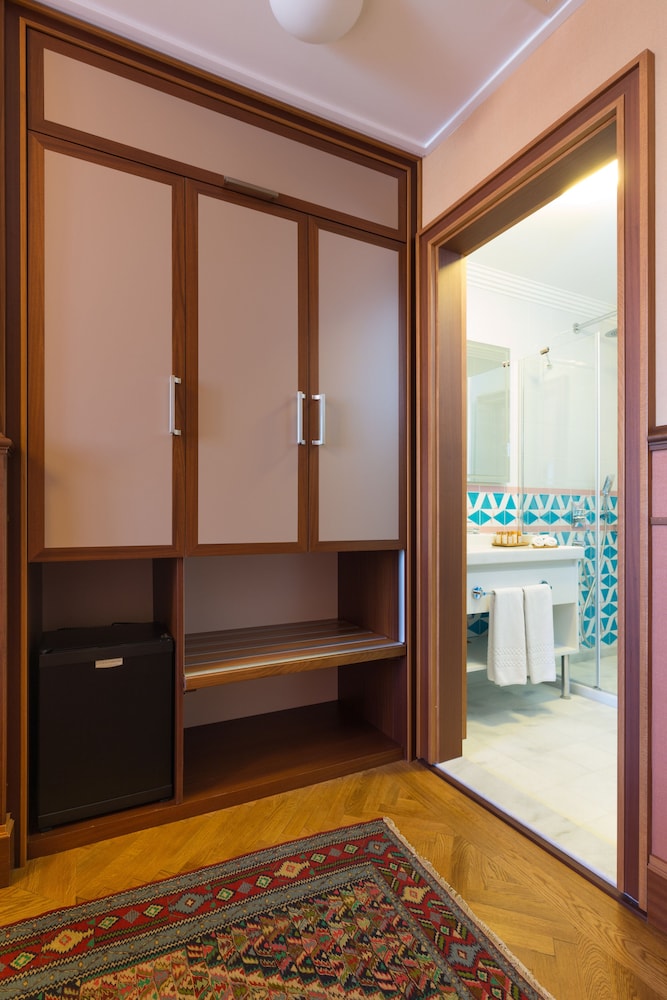 Family Suite with Balcony and Hot Tub photo 2