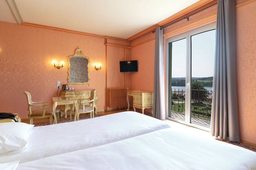 Superior Twin Room, Lake View photo 3