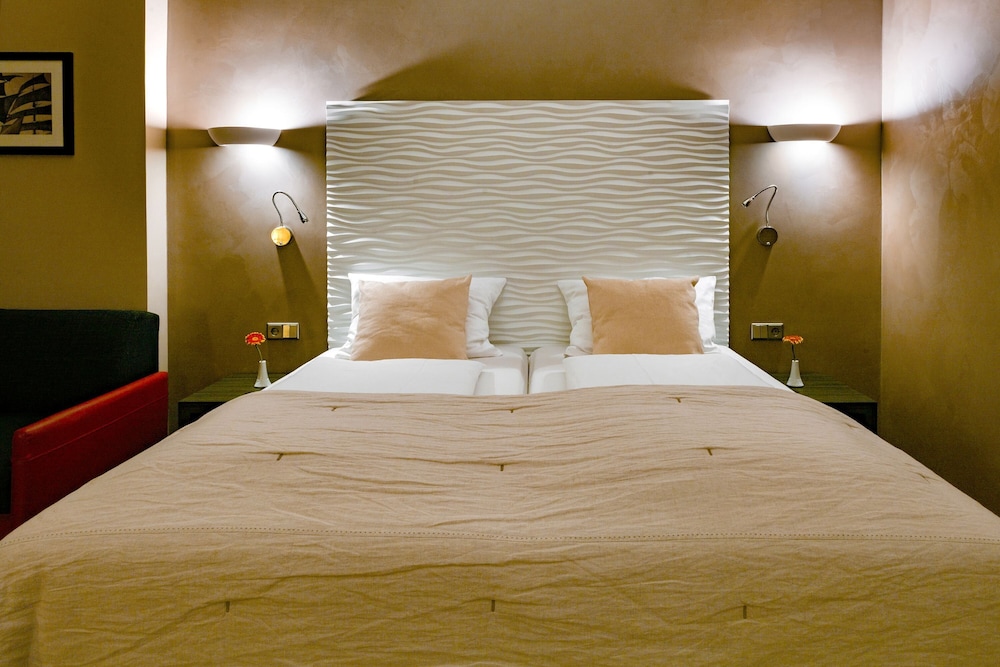 Deluxe Double Room Single Use thumbnail 5
