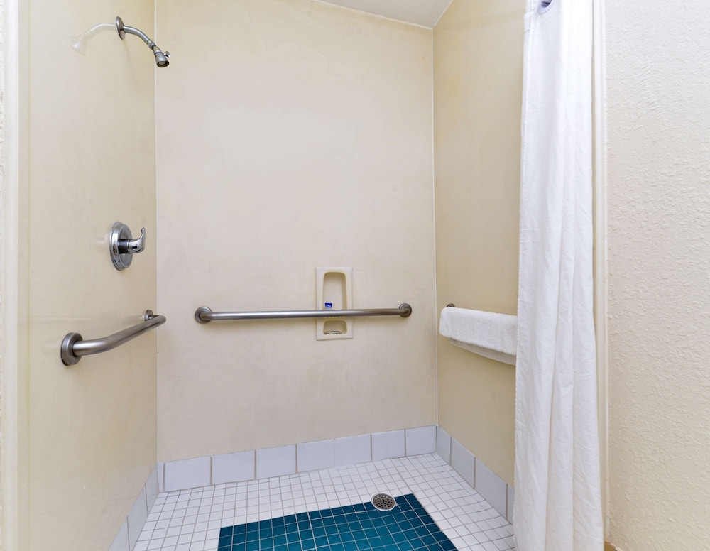 Room, 1 King Bed, Accessible - Photo 3