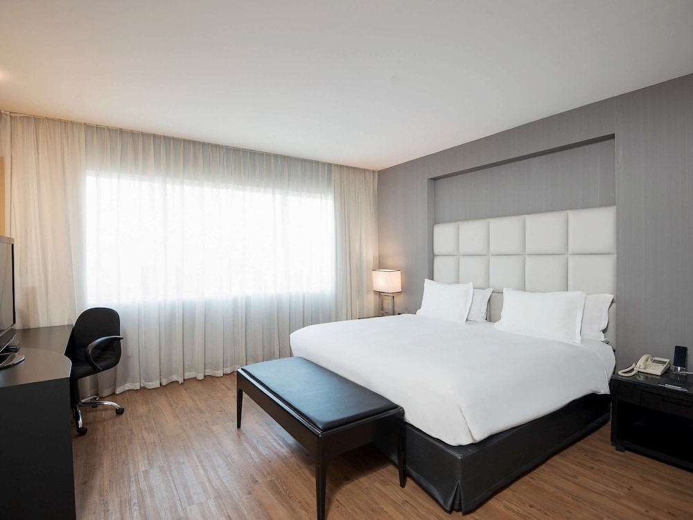 Family Suite, 1 King Bed, Bathtub photo 1