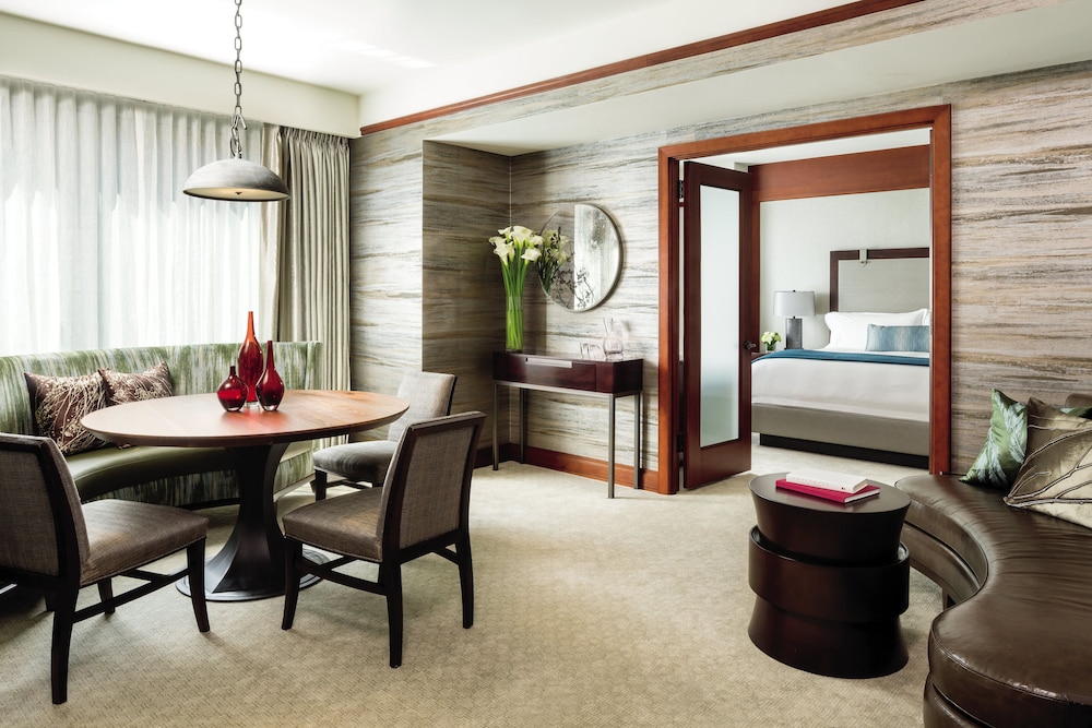 Suite, 1 King Bed with Sofa bed - Photo 3